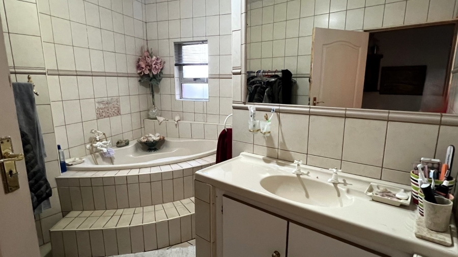 5 Bedroom Property for Sale in Fichardt Park Free State